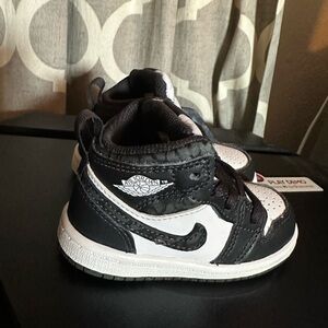 Jordan 1 mid SE Panda Elephant